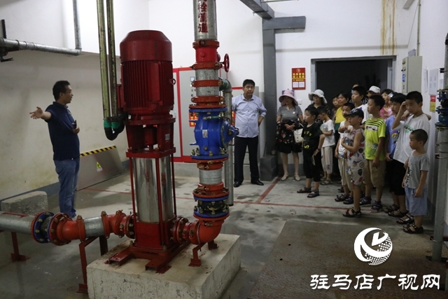 金水灣小區(qū)開展青少年暑期消防演練活動(dòng)