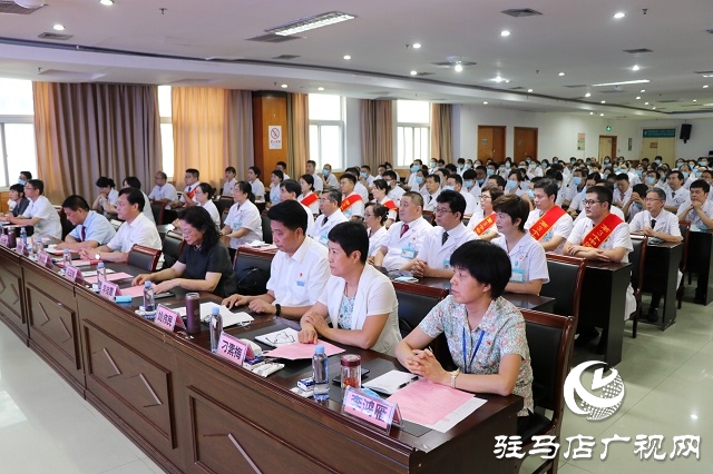 駐馬店市中心醫(yī)院召開第三屆“中國(guó)醫(yī)師節(jié)”慶祝表彰大會(huì)