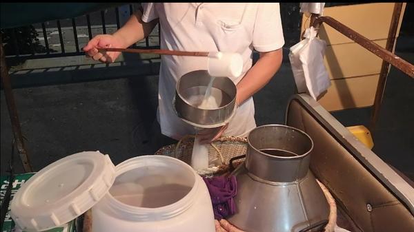 奶販牽羊上街現(xiàn)擠現(xiàn)賣!鄭州市民排長隊購買，專家：病菌多，最好別喝