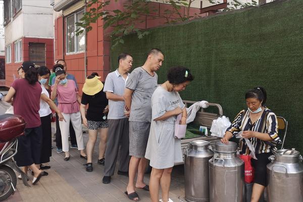 奶販牽羊上街現(xiàn)擠現(xiàn)賣!鄭州市民排長隊購買，專家：病菌多，最好別喝