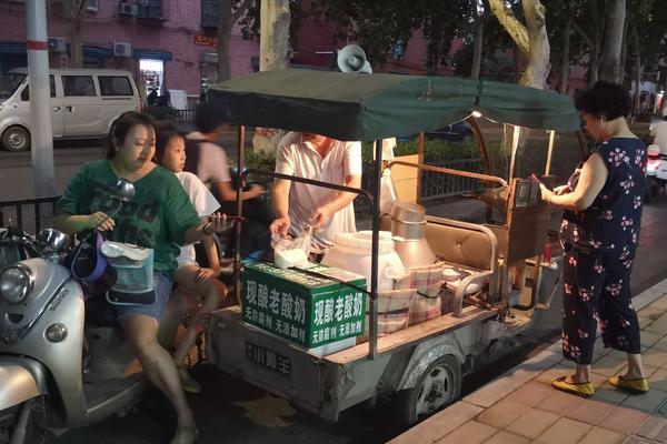 奶販牽羊上街現(xiàn)擠現(xiàn)賣!鄭州市民排長隊購買，專家：病菌多，最好別喝
