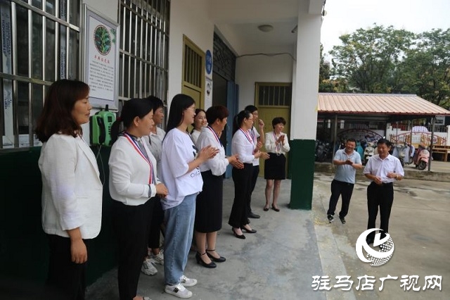 深深敬師義、濃濃關(guān)愛情  ——平輿縣古槐街道黨政主要領(lǐng)導(dǎo)教師節(jié)看望慰問一線教師及教育工作者