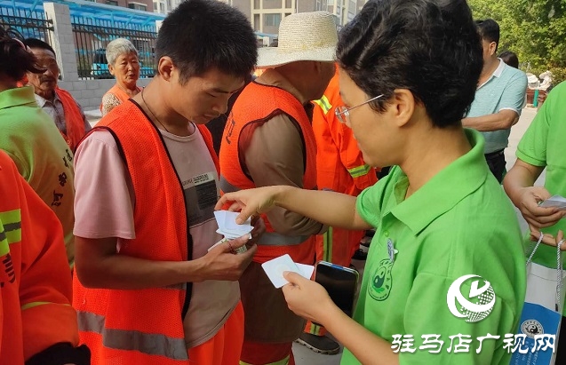 金秋送暖 愛(ài)心人士慰問(wèn)環(huán)衛(wèi)工