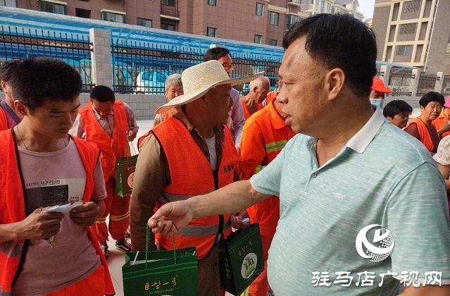 金秋送暖 愛(ài)心人士慰問(wèn)環(huán)衛(wèi)工