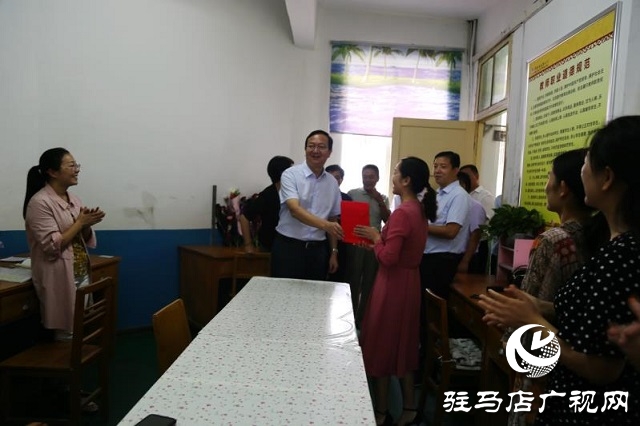 深深敬師義、濃濃關(guān)愛情  ——平輿縣古槐街道黨政主要領(lǐng)導(dǎo)教師節(jié)看望慰問一線教師及教育工作者