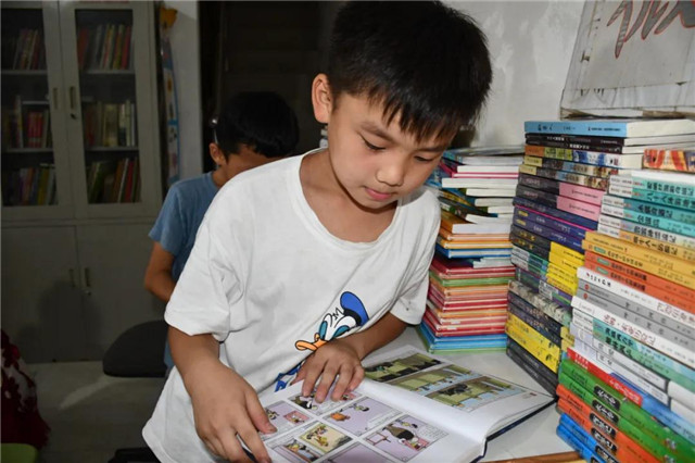 在自家超市辦&ldquo;圖書館&rdquo;12年，農(nóng)家女從被嘲&ldquo;神經(jīng)病&rdquo;到受邀參與&ldquo;公共圖書館法&rdquo;審議座談｜草地周刊