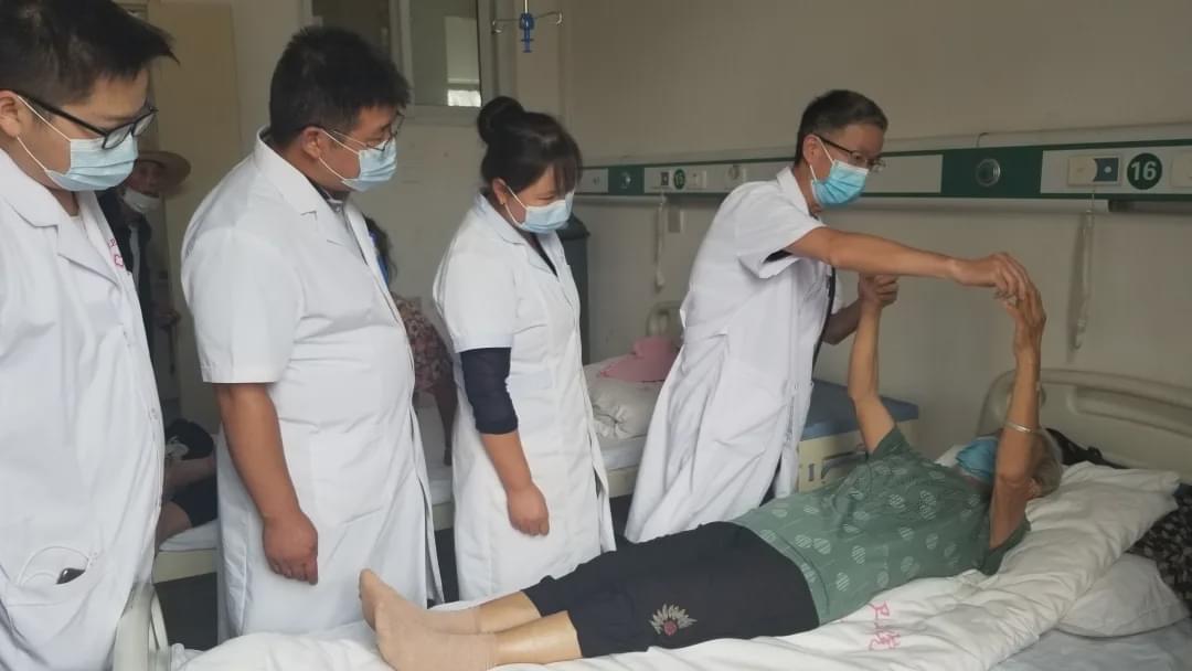 駐馬店市中心醫(yī)院醫(yī)療專家志愿者服務(wù)基層奉獻(xiàn)愛(ài)心