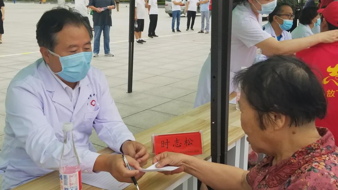 駐馬店市中心醫(yī)院醫(yī)療專家志愿者服務(wù)基層奉獻(xiàn)愛(ài)心