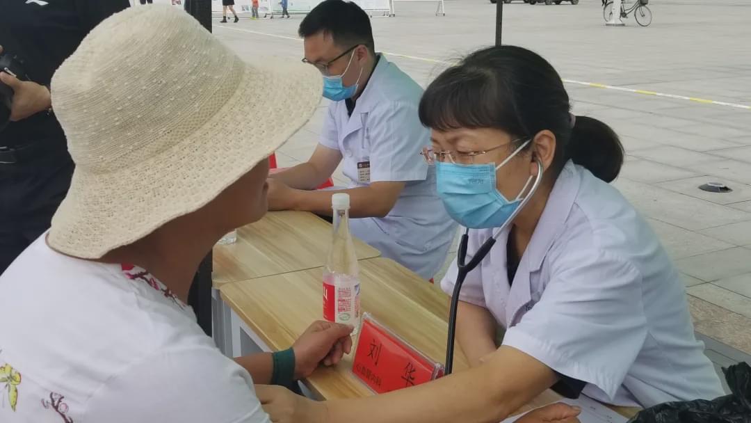 駐馬店市中心醫(yī)院醫(yī)療專家志愿者服務(wù)基層奉獻(xiàn)愛(ài)心