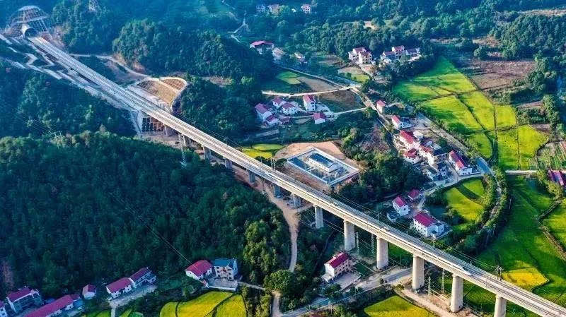 坐著高鐵看中國(guó) 十月一日出發(fā)！