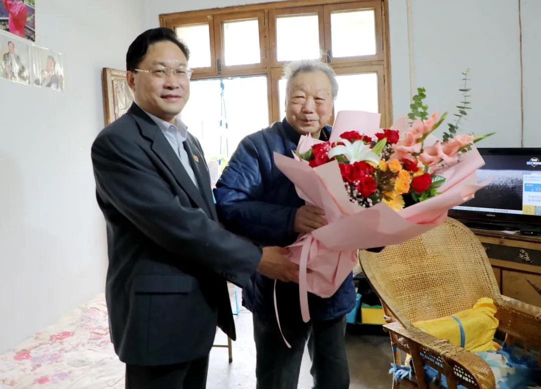 【愛滿重陽節(jié) 濃濃敬老情】市中心醫(yī)院開展重陽節(jié)慰問活動(dòng)