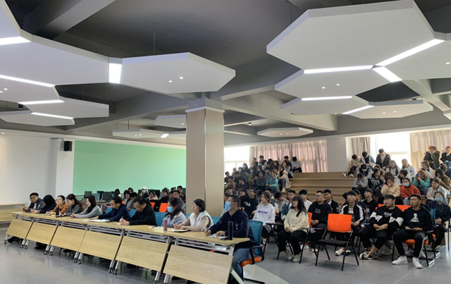 駐馬店職業(yè)技術(shù)學(xué)院校長(zhǎng)張勝到經(jīng)濟(jì)管理系作秋季“開(kāi)學(xué)思政第一課”專題講座