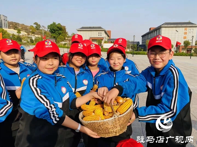 駐馬店第十八中學(xué)開展“傳承紅色基因，做新時(shí)代好少年”主題實(shí)踐活動