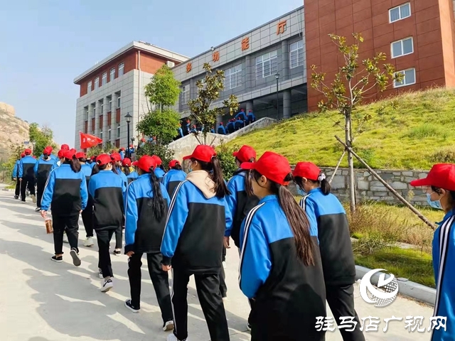 駐馬店第十八中學(xué)開展“傳承紅色基因，做新時(shí)代好少年”主題實(shí)踐活動