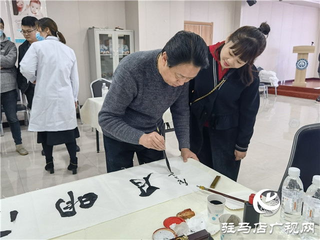 書畫及攝影藝術(shù)家走進(jìn)駐馬店廣濟(jì)醫(yī)院開展公益創(chuàng)作活動