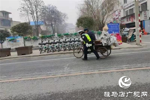 正陽交警幫助老人推車過馬路&hellip;這個(gè)&ldquo;背影&rdquo;太暖了！