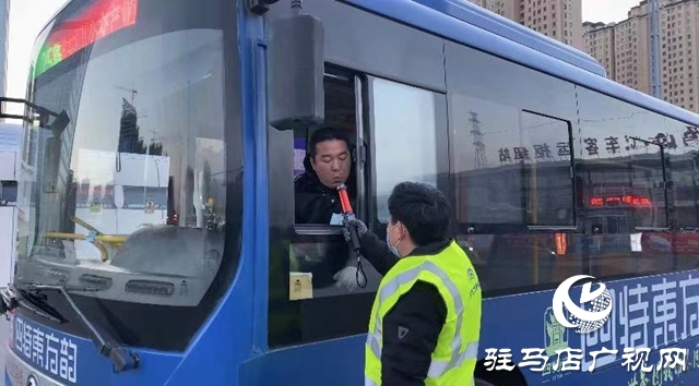 嚴(yán)把安全關(guān)，市公交公司對(duì)駕駛員上崗前進(jìn)行酒精測(cè)試