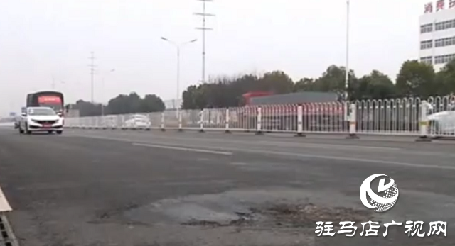 駐馬店：路面大坑有危險(xiǎn) &ldquo;12345&rdquo;現(xiàn)場(chǎng)解民患
