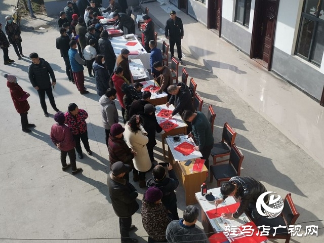 上蔡:義寫春聯(lián)送祝福 劉莊村里年味濃