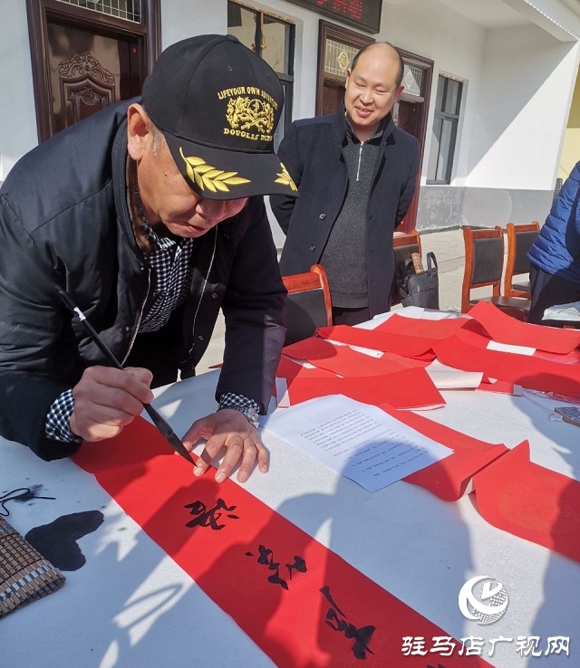 上蔡:義寫春聯(lián)送祝福 劉莊村里年味濃