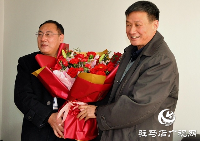 陳鋒看望慰問駐馬店廣播電視臺專業(yè)技術(shù)拔尖人才孫繼勇