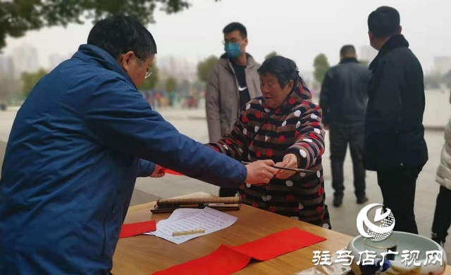 春聯(lián)送福暖人心 濃濃墨香迎新春