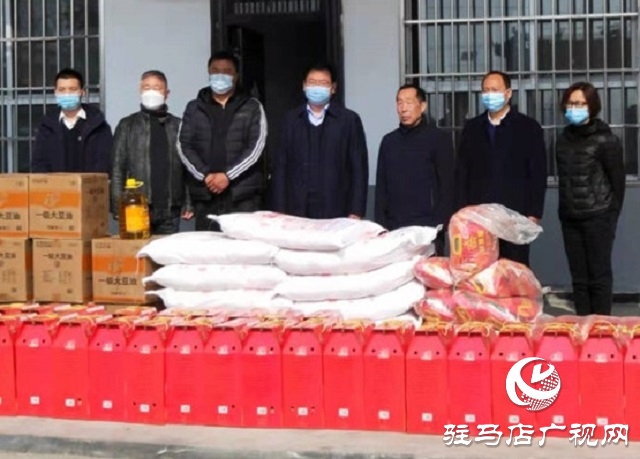 中原銀行駐馬店分行黨委書記、行長萬三華赴上蔡汪莊村開展扶貧慰問