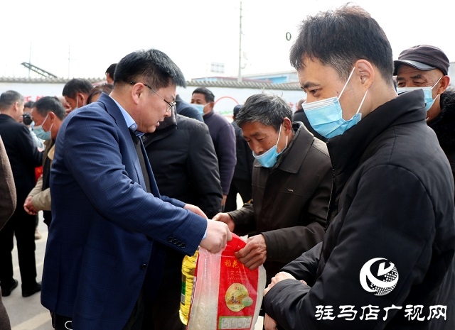 送物資 獻祝福 新春慰問來到小靳莊