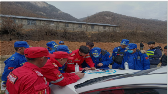 泌陽縣藍(lán)天救援隊(duì)聯(lián)合周邊市縣救援隊(duì)深山搜救八旬老人