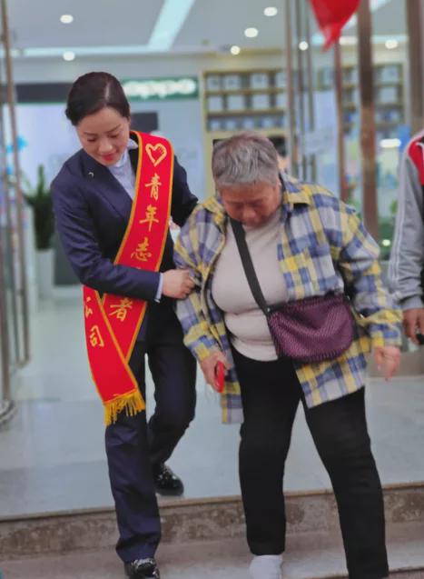 銀發(fā)暖心！駐馬店移動(dòng)&ldquo;銀發(fā)暖心服務(wù)&rdquo;在行動(dòng)