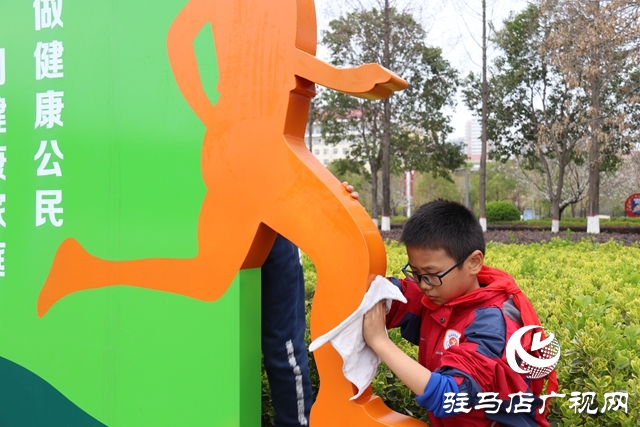 雷鋒日學雷鋒 駐馬店實驗小學在行動