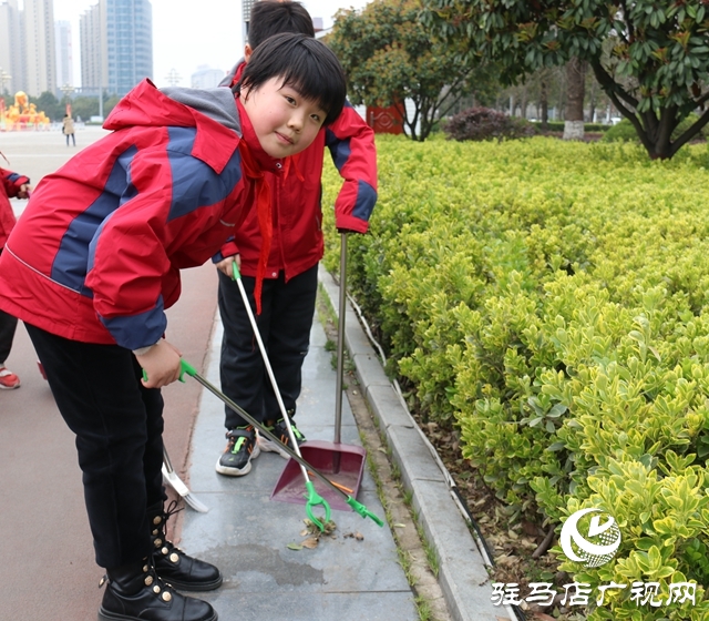 雷鋒日學雷鋒 駐馬店實驗小學在行動