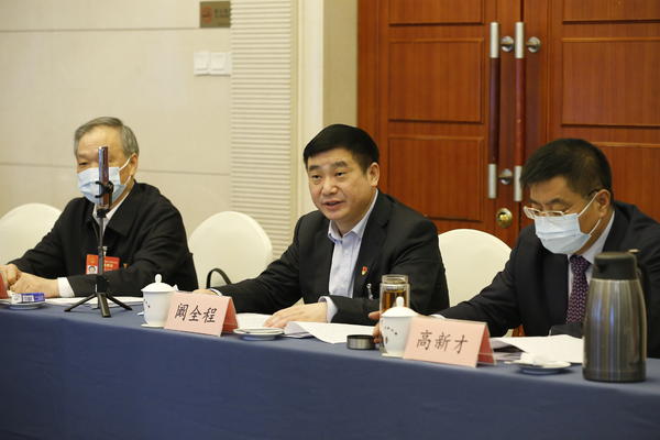 河南代表團(tuán)審議關(guān)于政府工作報(bào)告等七個(gè)決議草案