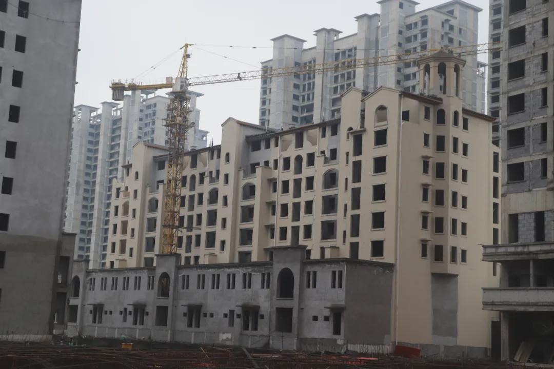 駐馬店西班牙小鎮(zhèn)三期、四期高層全線施工，年底交房！