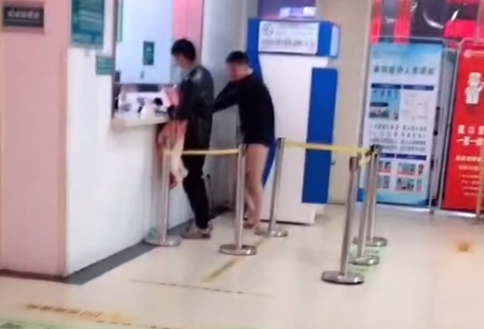 凌晨，他光腿赤腳沖進(jìn)醫(yī)院&hellip;&hellip;