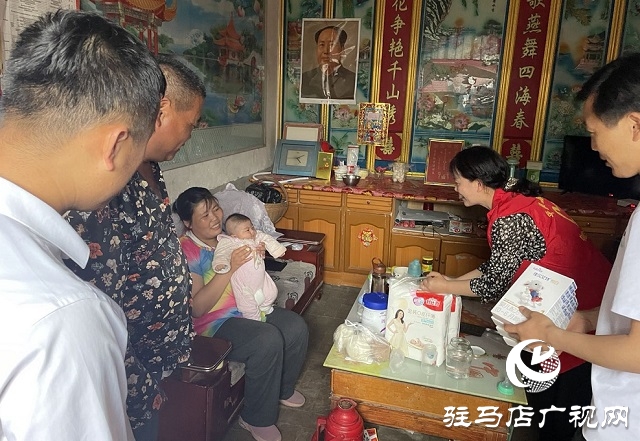 平輿縣婦聯(lián)攜手愛(ài)心企業(yè)開(kāi)展“關(guān)愛(ài)貧困家庭兒童”奶粉捐贈(zèng)活動(dòng)