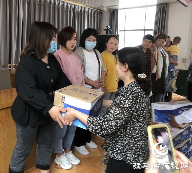 平輿縣婦聯(lián)攜手愛(ài)心企業(yè)開(kāi)展“關(guān)愛(ài)貧困家庭兒童”奶粉捐贈(zèng)活動(dòng)