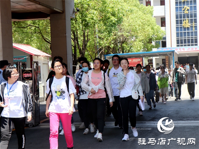 駐馬店高考首日，現(xiàn)場直擊?。ńM圖）