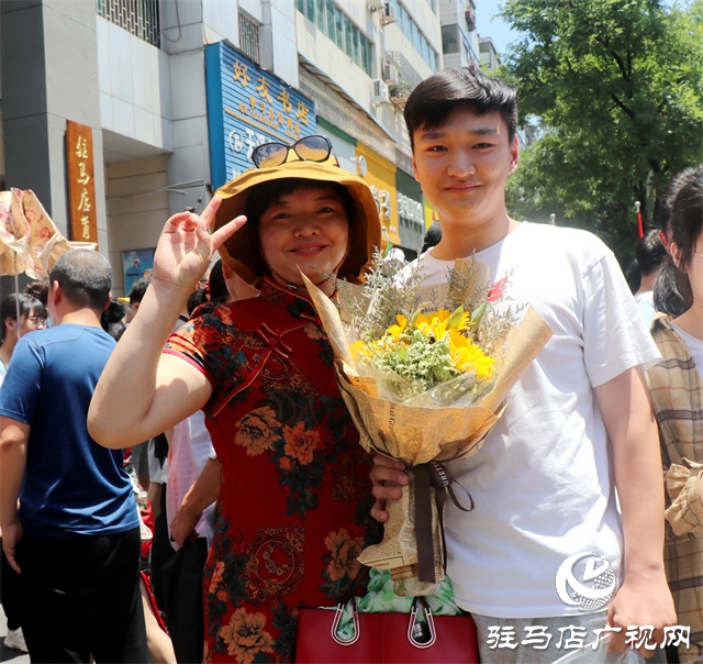 駐馬店高考首日，現(xiàn)場直擊?。ńM圖）