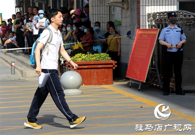 駐馬店高考首日，現(xiàn)場直擊?。ńM圖）