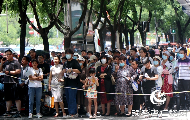 駐馬店高考首日，現(xiàn)場直擊！（組圖）