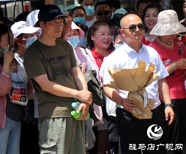 駐馬店高考首日，現(xiàn)場直擊！（組圖）