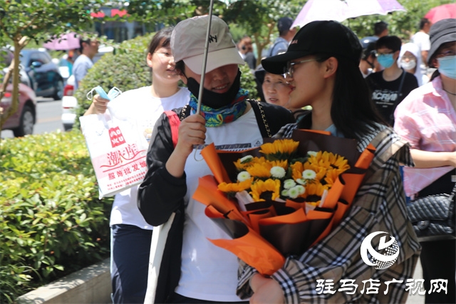 駐馬店高考首日，現(xiàn)場直擊?。ńM圖）