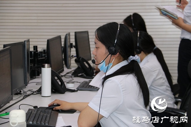 駐馬店市政府副秘書長賈守峰接聽12345便民熱線