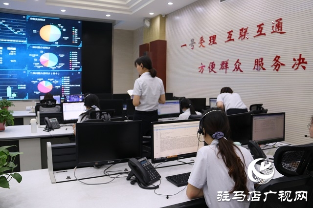 駐馬店市政府副秘書長賈守峰接聽12345便民熱線