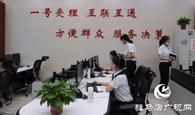 駐馬店市政府副秘書長賈守峰接聽12345便民熱線