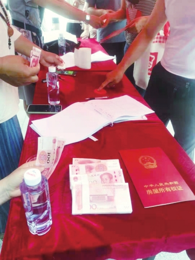 又有人家小區(qū)給業(yè)主發(fā)現(xiàn)金！這筆錢你也應(yīng)該有……