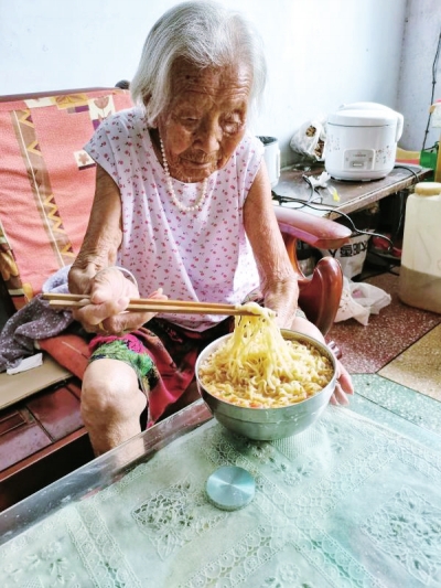 駐馬店確山縣百歲老人：飯量還行不挑不揀還能自己做飯