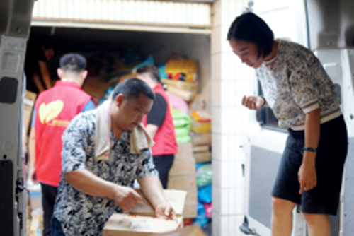 碧桂園豫南區(qū)域黨支部走進抗癌共享廚房，接力善與愛的傳遞