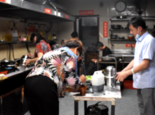 碧桂園豫南區(qū)域黨支部走進抗癌共享廚房，接力善與愛的傳遞